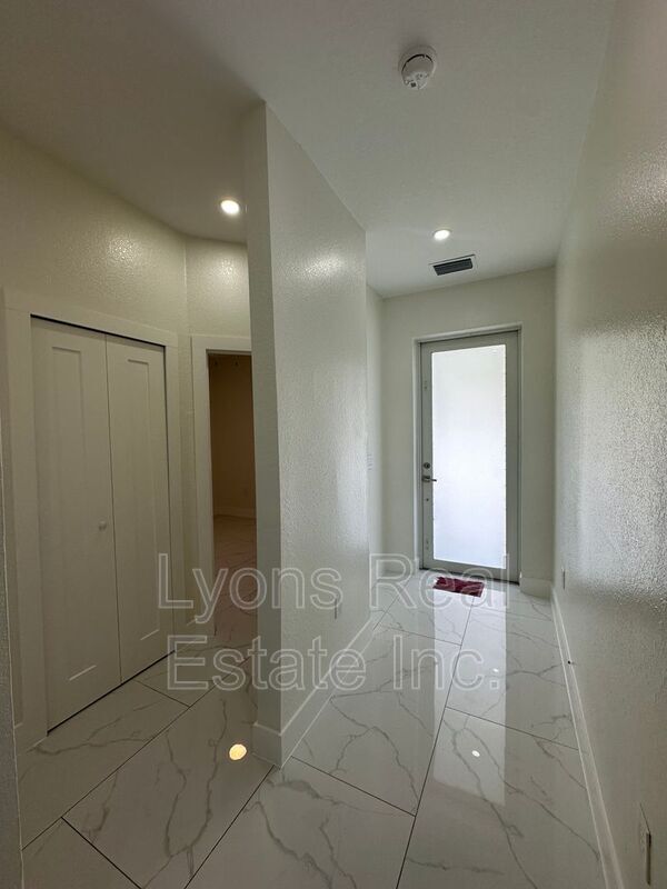 Foto del edificio - 2412 Delta Ave N