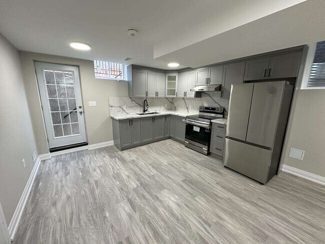 Building Photo - 4097 Hillsborough Cres