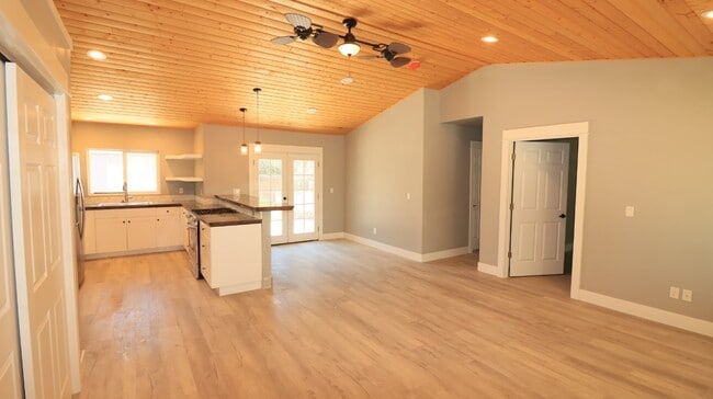 Foto del edificio - Recently Remodeled 2/1 Home in Redmond