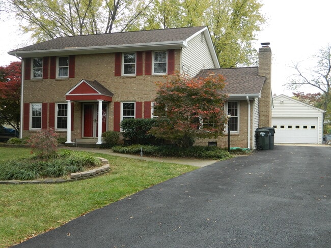 Amplio estacionamiento fuera de la calle. - 46675 Winchester Dr