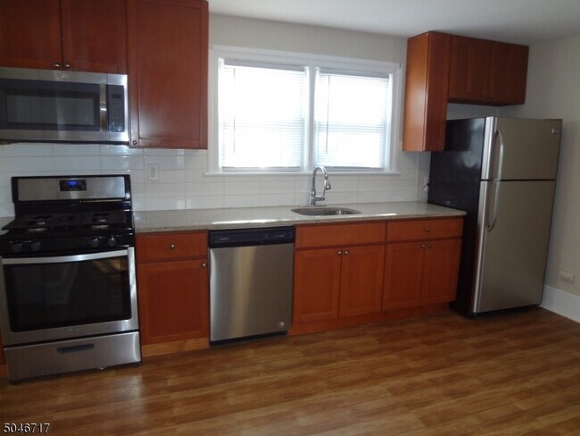 Building Photo - 629 Stirling Pl