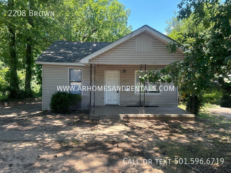 Primary Photo - 2208 Brown | $795 | 3 beds, 1 full bath