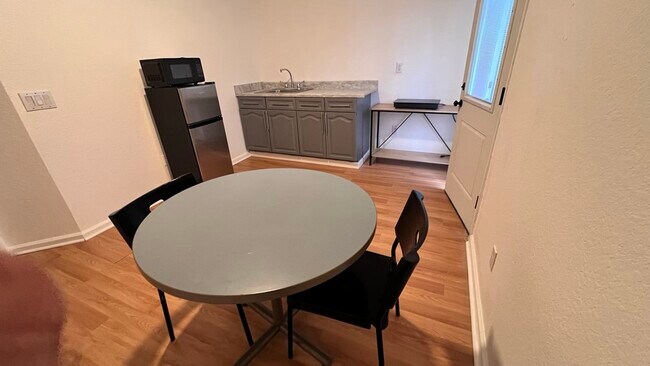 Cocina con fregadero, microondas, mininevera, cocina eléctrica. - 3540 Maple Ridge Loop