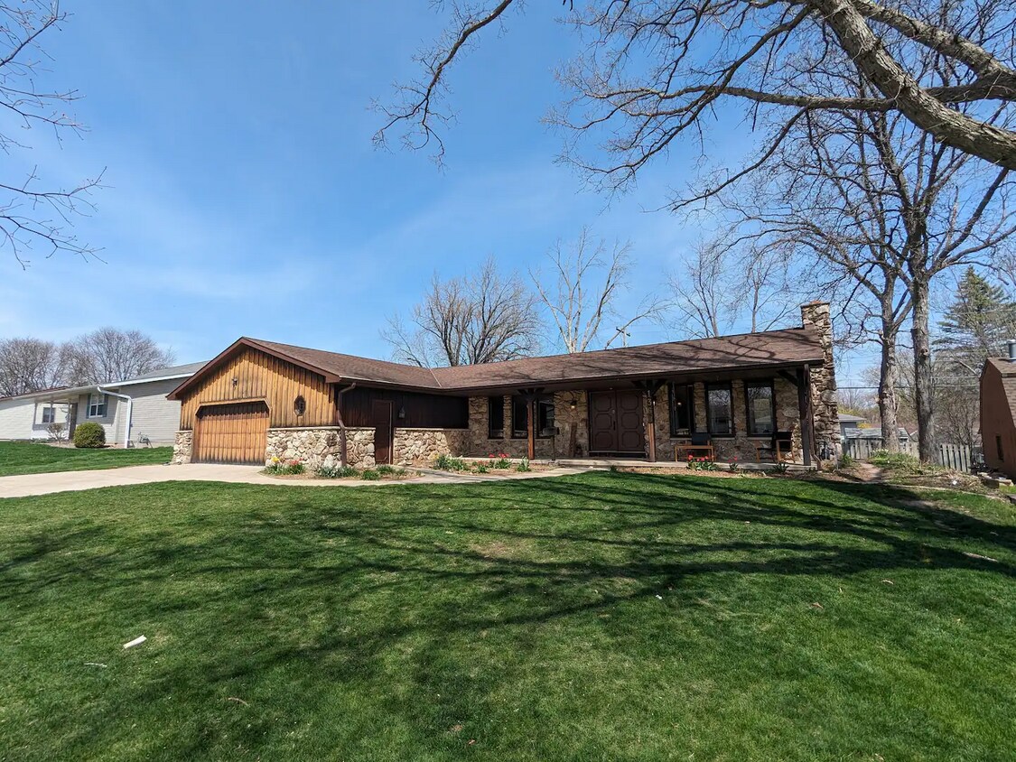Primary Photo - 1360 Holiday Ave