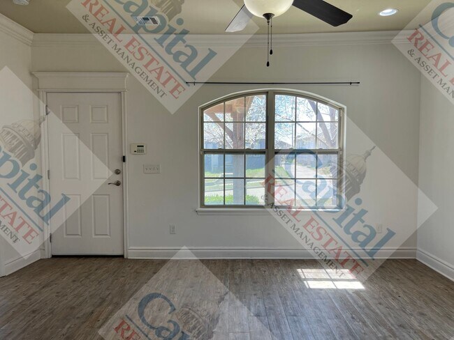 Building Photo - Charming 3 Bedroom