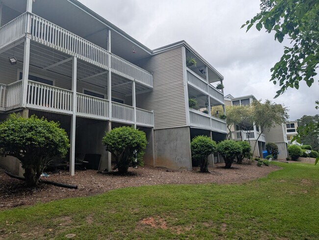 Building Photo - 22 Royal Oaks Dr
