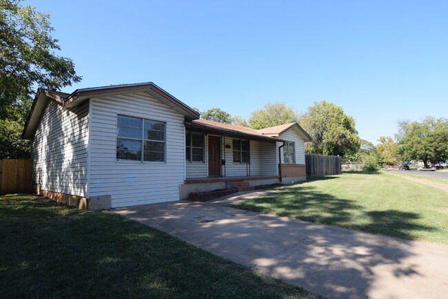 Building Photo - 311 Crockett Dr