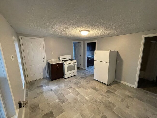 Building Photo - 422 Merrimack St