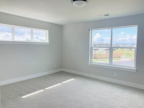 Building Photo - 7149 SE Bristletail Ln