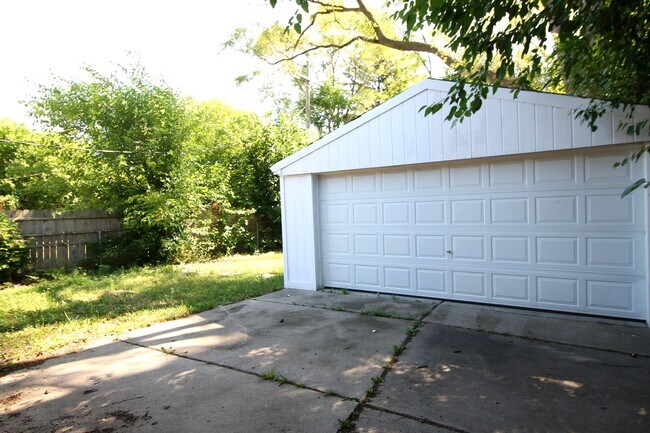 Building Photo - 3 Bedroom 1 Bath Home In Detroit