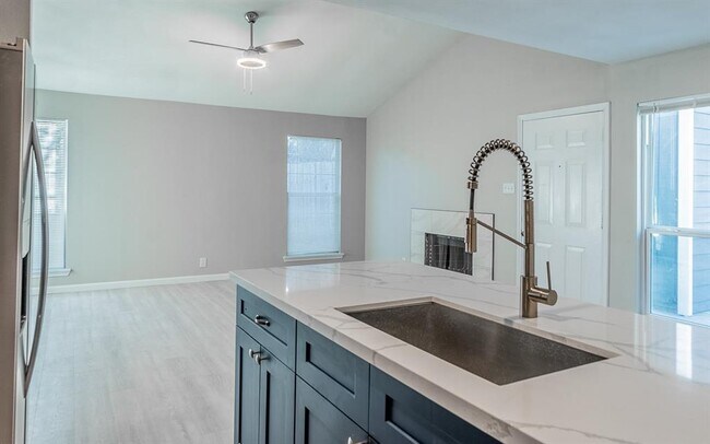 Building Photo - 914 Sirocco Dr
