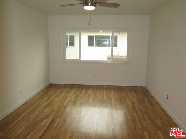Foto del edificio - 2221 Ocean Park Blvd
