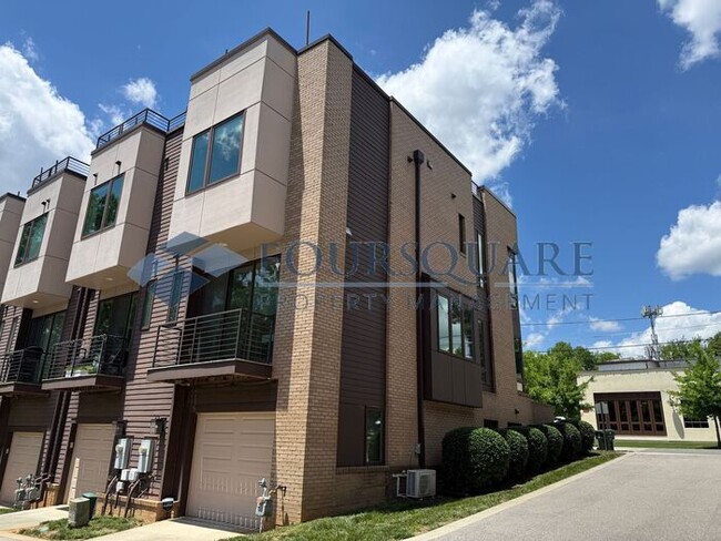 Foto del edificio - Beautiful  3-Bed / 3.5-Bath End-Unit Townhome with Rooftop Patio, Skyline Views & Climate-Control...
