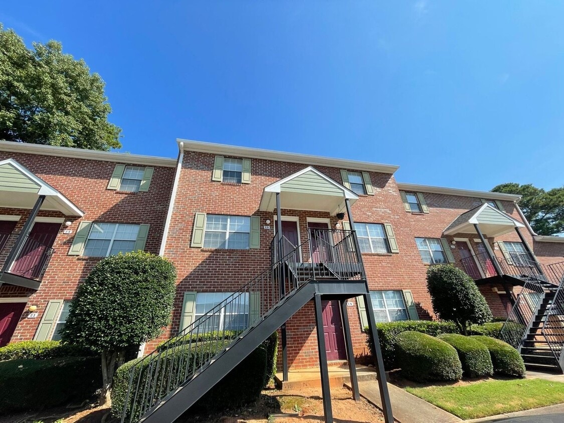 Foto principal - PRE-LEASING FOR AUGUST 2026!