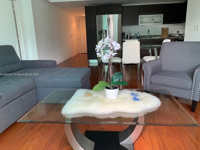 Building Photo - 950 Brickell Bay Dr