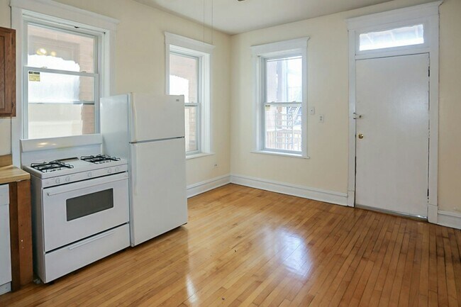 Foto del edificio - 2326 N Southport Ave