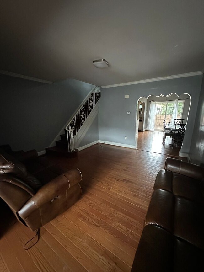 Foto del edificio - 3 Bed 1 Bath Townhome in Elmwood