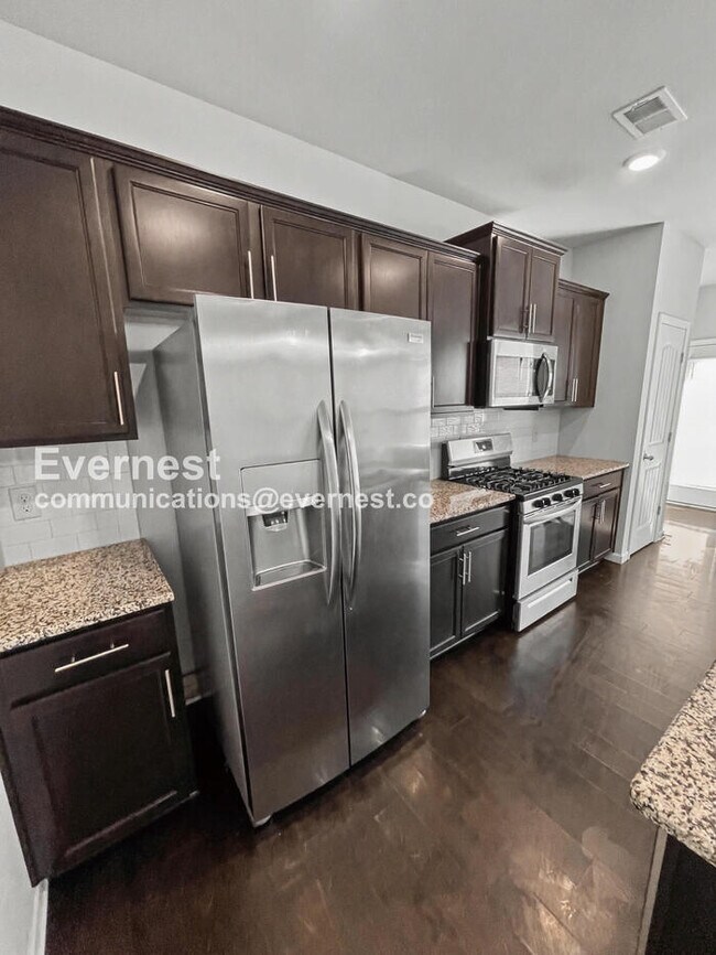 Foto del edificio - 3 Bed/2.5 Bath Townhome with Garage / Pet-Friendly / Available Now!