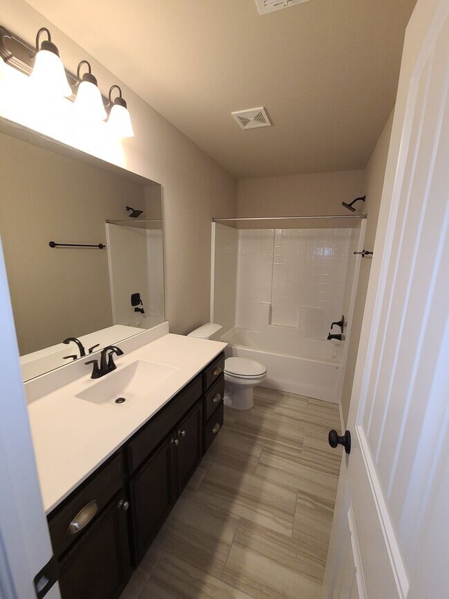 Building Photo - 3 bed 2 bath in Yukon! Stunning finishes, ...