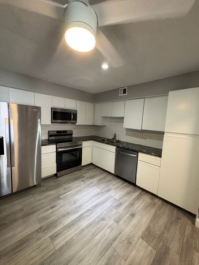 Foto del edificio - 6815 NW Mokane Ave