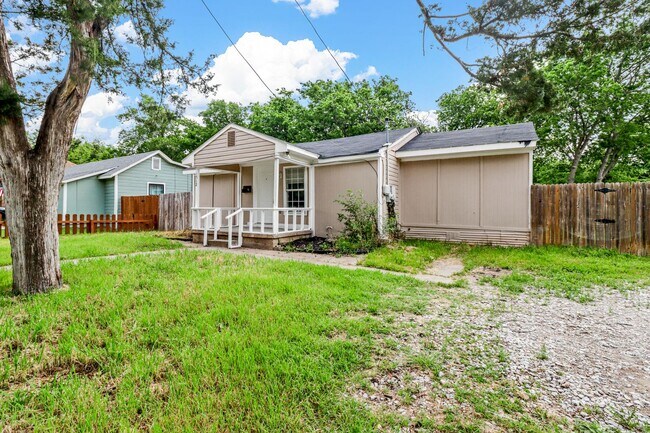 Foto del edificio - Charming 2 bedroom, 1 bathroom home located near Historic McKinney!!
