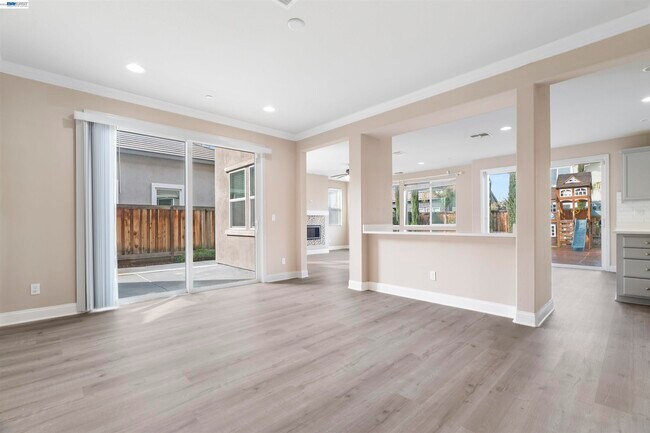 Foto del edificio - 967 Dainty Ave