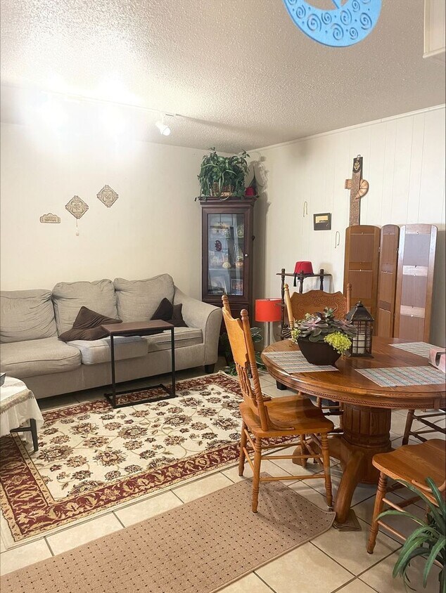Foto principal - Location, location, location! 875 SF Unit-...