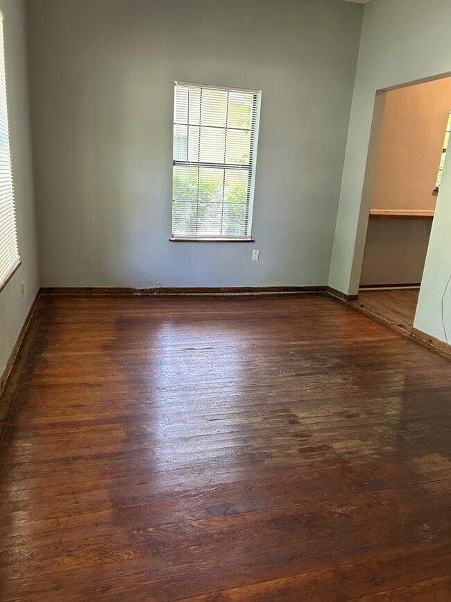 Building Photo - 2 bedroom 1 bath- New paint and refinished...