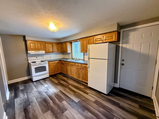 Building Photo - Two bedroom one bathroom duplex for rent