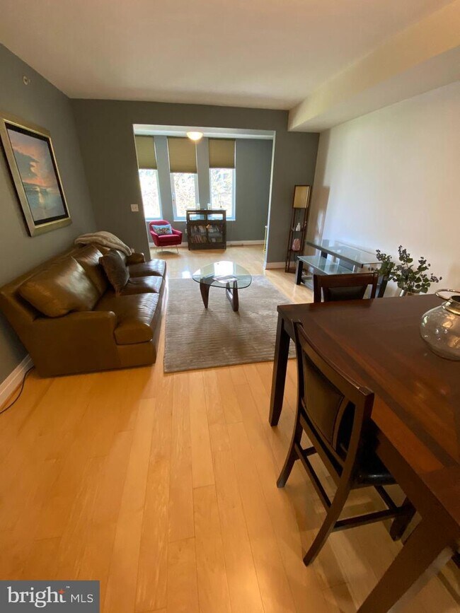 Foto del edificio - 8220 Crestwood Heights Dr