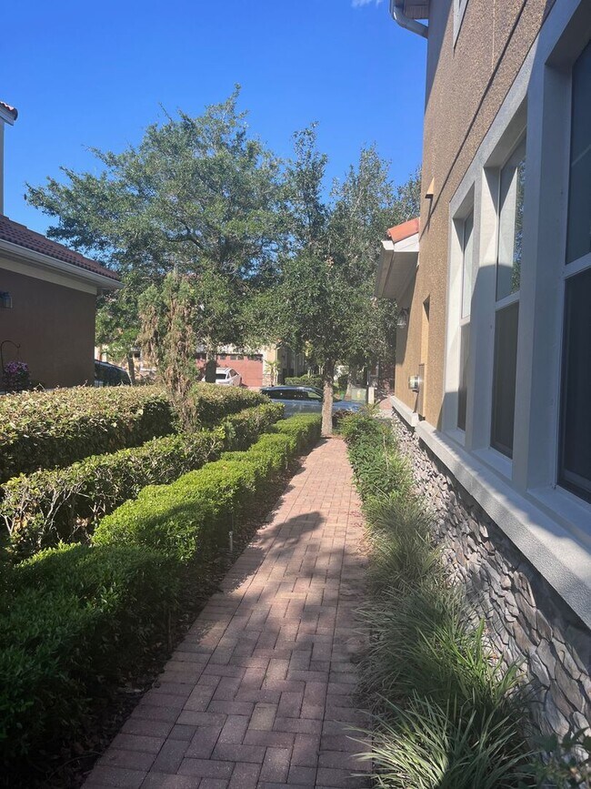 Foto del edificio - The Tuscany Place Townhome attractive oppo...