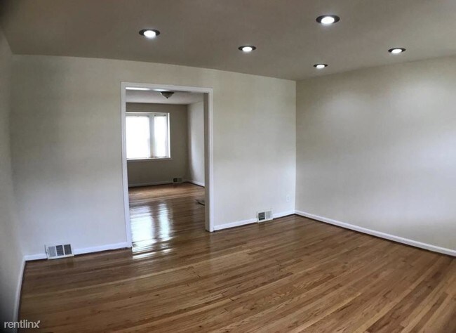 Building Photo - 3 br, 1.5 bath Townhome - 4522 Marble Hall Rd