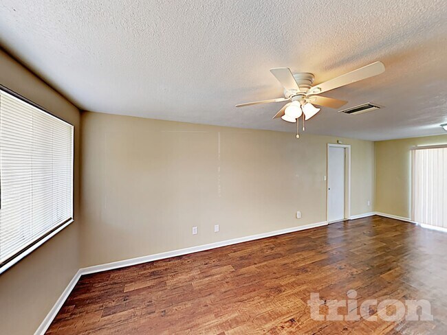 Foto del edificio - 8213 Greenleaf Cir