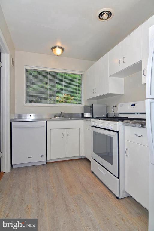 Building Photo - 10618 Kenilworth Ave