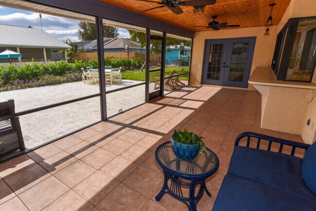 Building Photo - 1927 NE San Carlos Calle