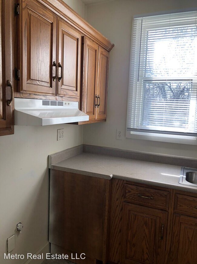 Building Photo - 1 br, 1.5 bath House - 2102 Fox Ave