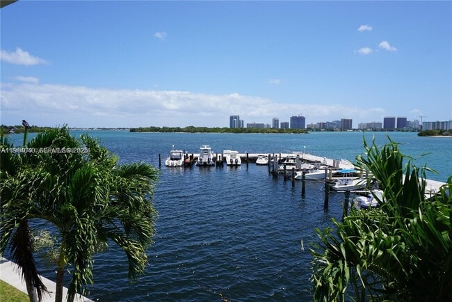 Foto del edificio - 2700 NE 135th St