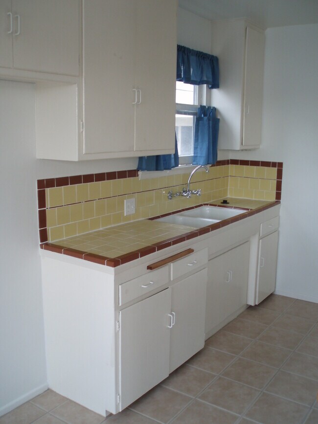 Kitchen, sink - 3450 Vinton Ave