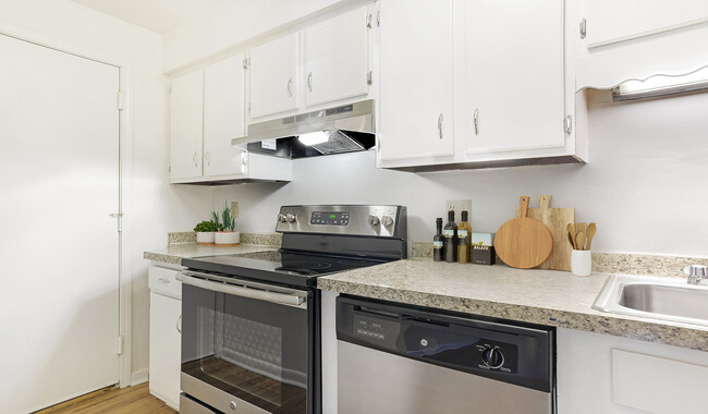 Su nueva cocina tiene muchos espacios de armario - Wexford Village Apartment Homes