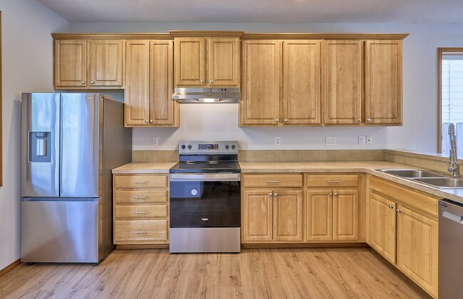 Building Photo - Beautifully Updated 3-Bed Detached Home Ne...