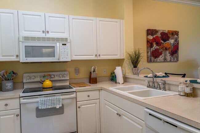 Foto del edificio - *** CHARMING 2/BEDS 2/BATHS***FOREST GLEN**8 GOLF & CC***RESORT STYLE LIVING***