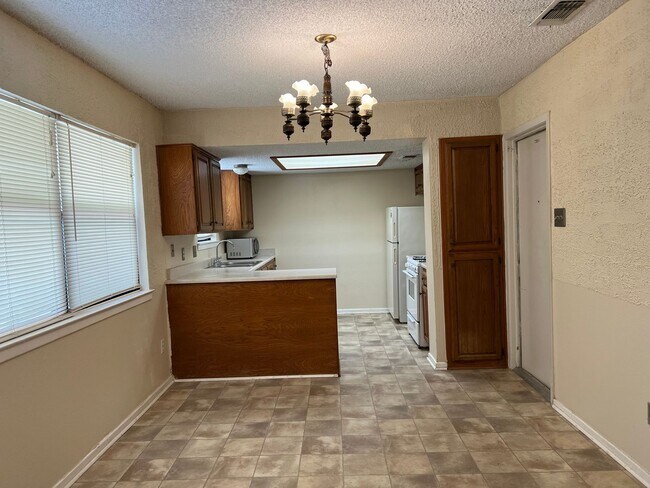 Building Photo - Welcome home to 205 Kingsman Drive!