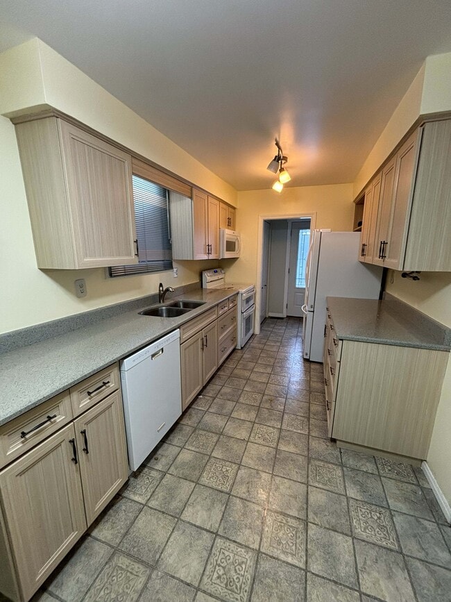 Building Photo - 286 Trudeau Dr