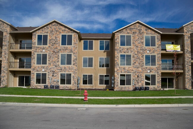 Building Photo - 476 W 200 N St