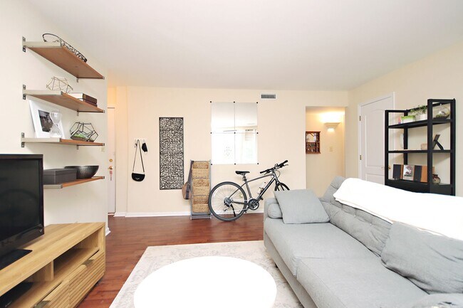 Building Photo - Top Floor, End-Unit Condo (Lease Pending)