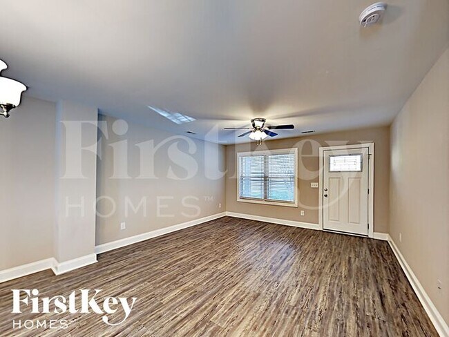 Building Photo - 916 Longview Ave