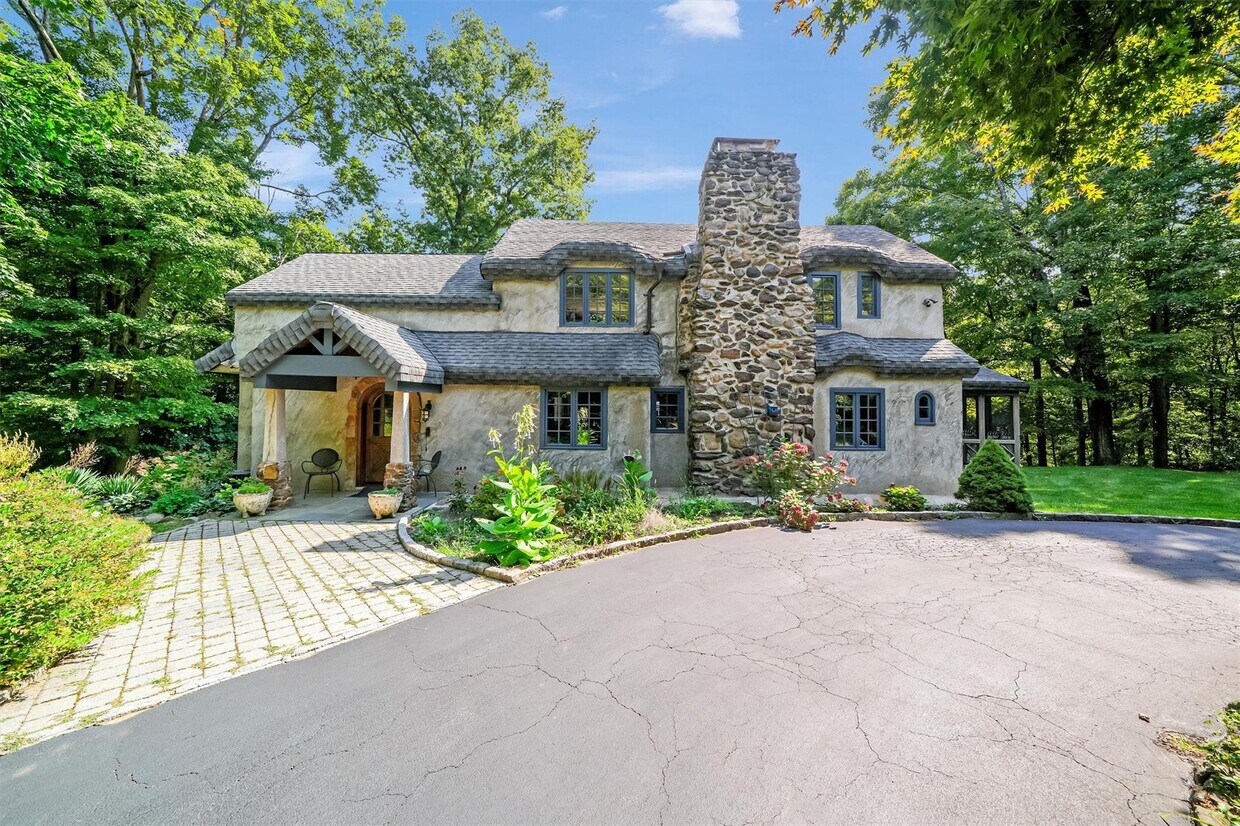 Primary Photo - 5 Shingle House Rd