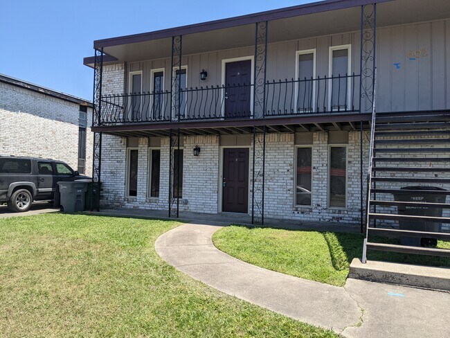 Building Photo - 602 Sherwood Dr