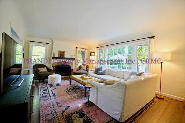Foto del edificio - 3-Bedroom, 3-Bath Home with Expansive View...