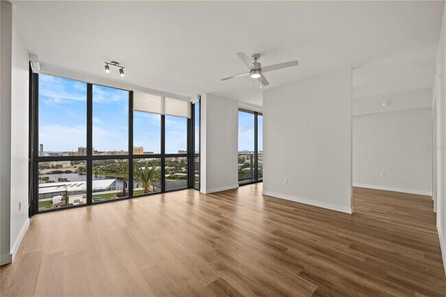 Foto del edificio - 300 W Tyler St